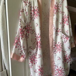 S/M Morgan Lane satin robe. Brand new with tags